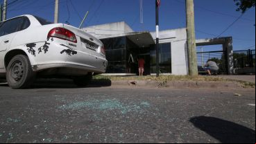 Restos de vidrios sobre la calzada frente a la comisaría.