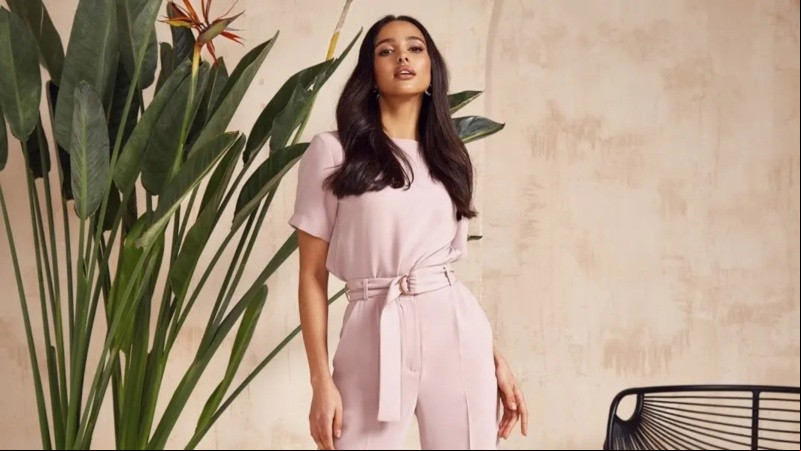 Una de las tendencias más marcadas gira en torno al uso del catsuit, una única prenda que cubre torso y piernas a la vez