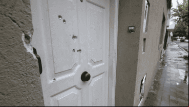 El frente de la vivienda baleada