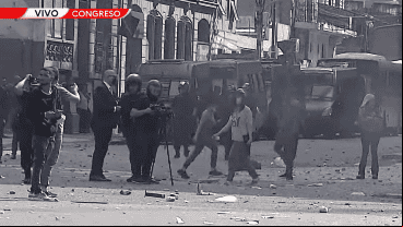 Captura de imagen de TV de los incidentes frente al Congreso.