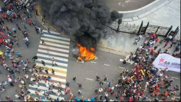 Captura de imagen de TV de los incidentes frente al Congreso.