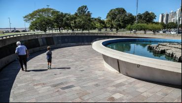 Rubén y su nieto Mateo recorren el Monumento a los Caídos en una mañana soleada.
