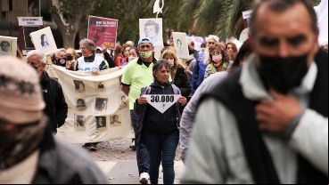 La multitudinaria marcha por el centro de Rosario este jueves por la tarde.