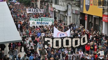 La multitudinaria marcha por el centro de Rosario este jueves por la tarde.