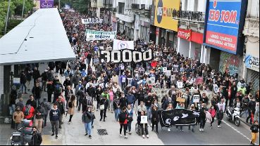 La multitudinaria marcha por el centro de Rosario este jueves por la tarde.