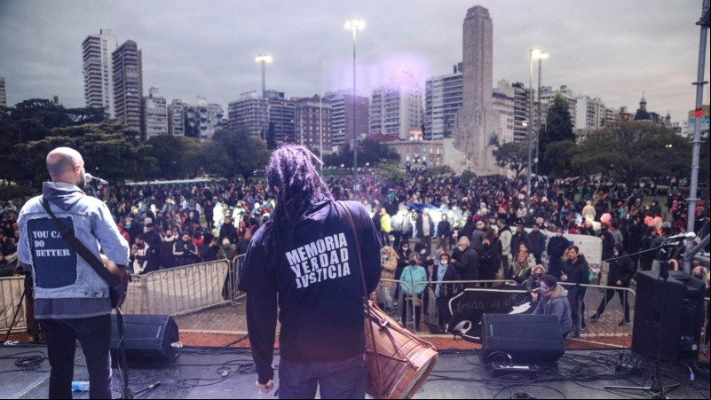 Hubo un escenario con música en vivo. 