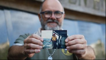 Fernando Vitale muestra una foto suya a sus 18 años en la embarcación Piedrabuena en abril de 1982.
