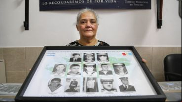 El cabo electricista Felipe Gallo, bien en el medio del cuadro, y su hermana.