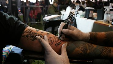 Tatuadores plasmaban gratis a Malvinas en la piel.