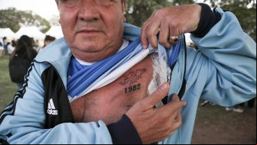 Un hombre que se tatuó las Malvinas en el pecho.