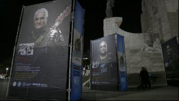 La instalación con fotografías gigantes frente al Monumento.