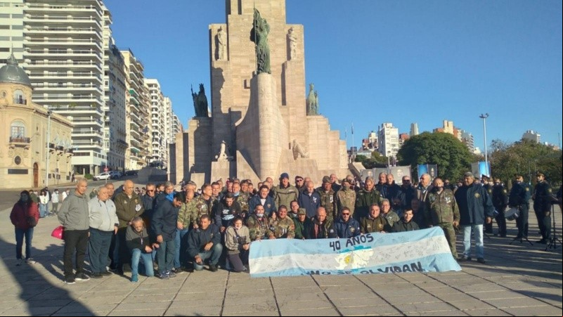 El sábado comenzó con los ex combatientes izando la bandera en el Monumento.