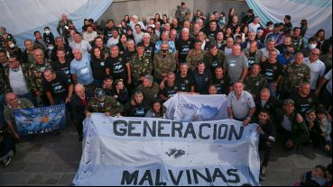 El cierre del acto, con los veteranos de guerra y los familiares que siguen el legado.