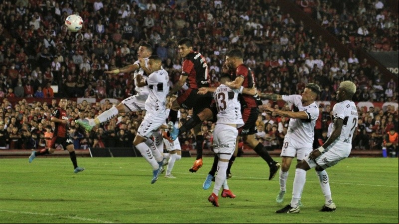 El cabezazo de Garro para el 1-0 en el Parque.