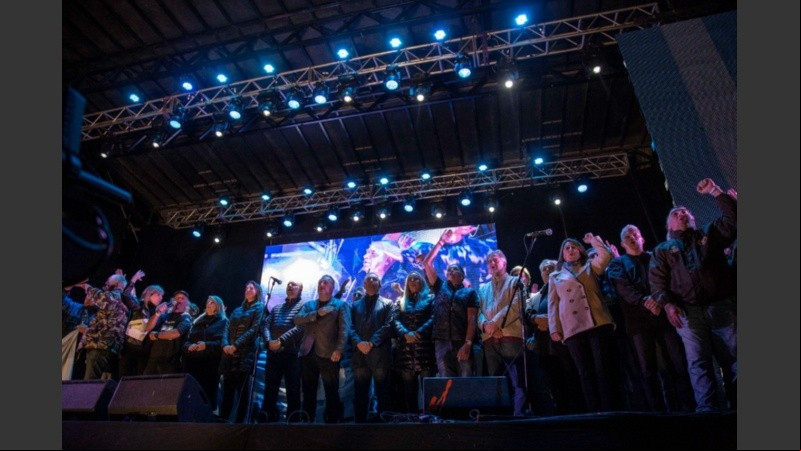 Los dirigentes políticos cantaron el Himno junto a los veteranos en el Monumento.