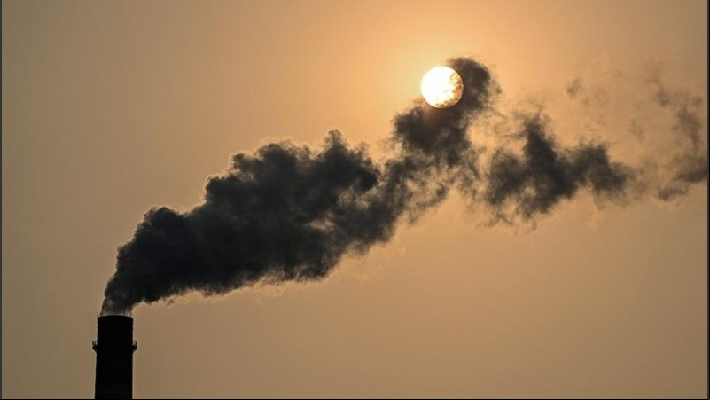 Destaca la necesidad del rápido reemplazo de combustibles fósiles por energías renovables.