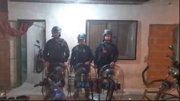 La policía irrumpió este sábado a la noche.