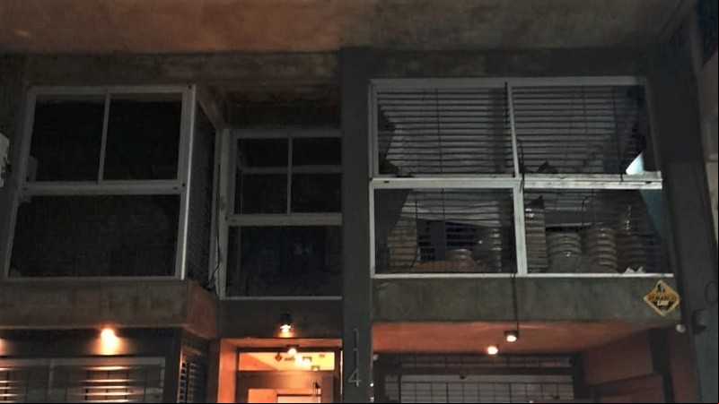 Daños en la vivienda siniestrada y en otros sectores de la misma torre.