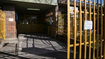 Contaron más de 40 balas en la entrada de la escuela.