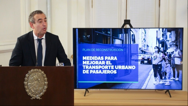 La conferencia de Pablo Javkin presentando la nueva conformación del transporte público. 