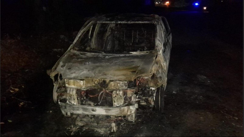El automóvil incendiado.