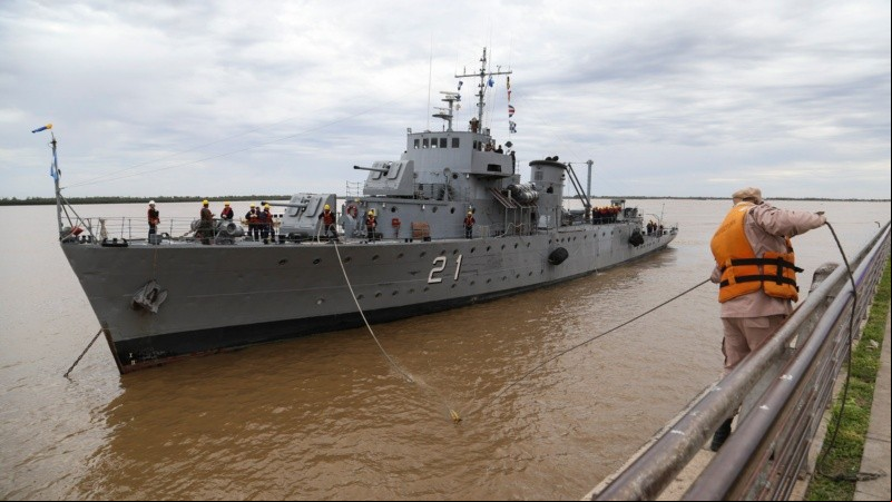 El imponente ARA King arribando a la costa central de Rosario este sábado al mediodía.