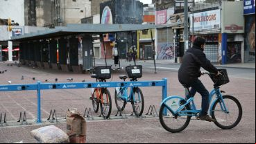 Panorama desolador en la Plaza Montenegro este martes por el frío y el paro de colectivos