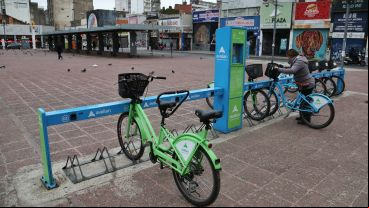 Panorama desolador en la Plaza Montenegro este martes por el frío y el paro de colectivos