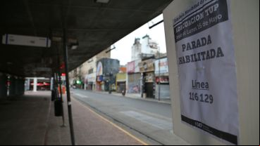 Panorama desolador en la Plaza Montenegro este martes por el frío y el paro de colectivos