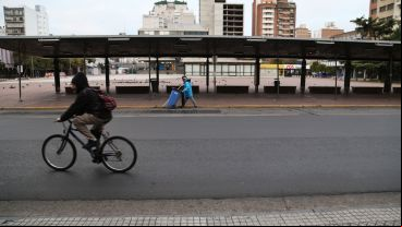 Panorama desolador en la Plaza Montenegro este martes por el frío y el paro de colectivos