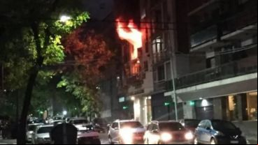 Imagen del incendio en el departamento en el que se encontraba Felipe Petinatto.