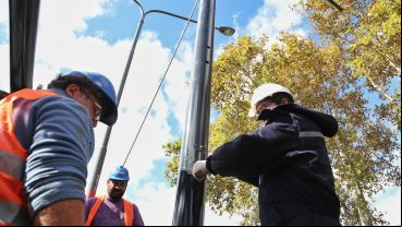 La instalación de uno de los postes para los dispositivos de fotomultas en Perón y Rouillón