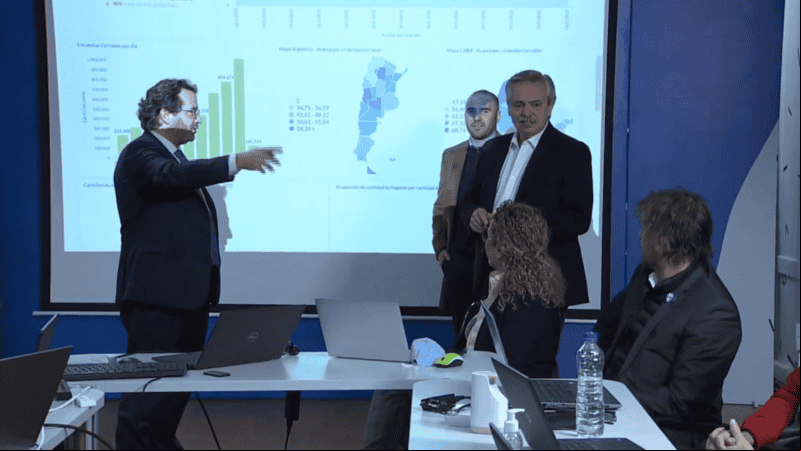 Alberto Fernández y Martín Guzmán en la sede del Indec.