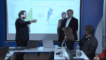 Alberto Fernández y Martín Guzmán en la sede del Indec.