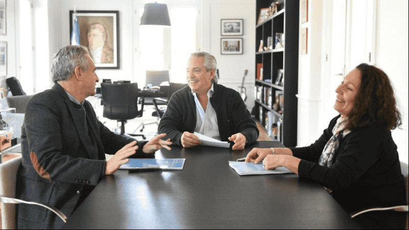 El próximo titular de la AFI, el presidente y la interventora saliente.