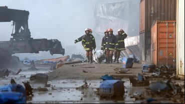 El incendio se desató el sábado a la noche en un depósito ubicado en Sitakunda.