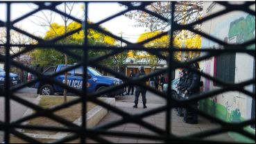 El personal del Jardín Nº 80 Río Paraná y de la Escuela contigua, la 1257, ARA General Belgrano, quedó retenido dentro del establecimiento, para protegerse  del fuego cruzado entre padres y policía.