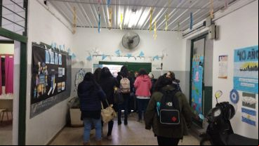 Maestros y alumnos se refugiaron dentro del edificio escolar.