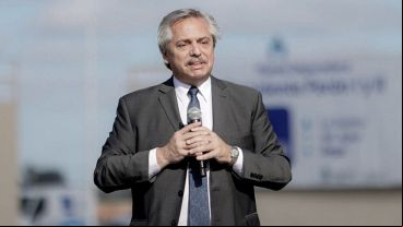 Solito y solo. Así se lo ve al presidente últimamente.