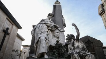 Ejemplo 1. La mujer embarazada y el ángel que señala el obelisco: "Habla del sexo, de la vida".