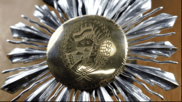 La medalla de plata que el municipio entregó por primera vez a los ex Combatientes.