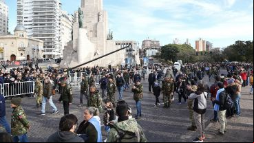 Ex combatientes de Malvinas de todo el país desfilaron en Rosario por el Día de la Bandera.