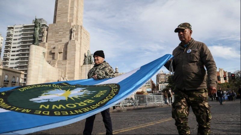 Ex combatientes de Malvinas de todo el país desfilaron en Rosario por el Día de la Bandera.