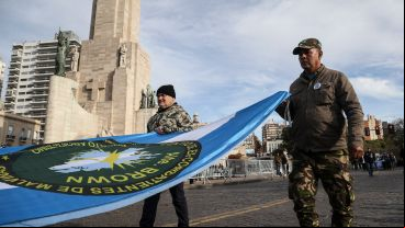 Ex combatientes de Malvinas de todo el país desfilaron en Rosario por el Día de la Bandera.