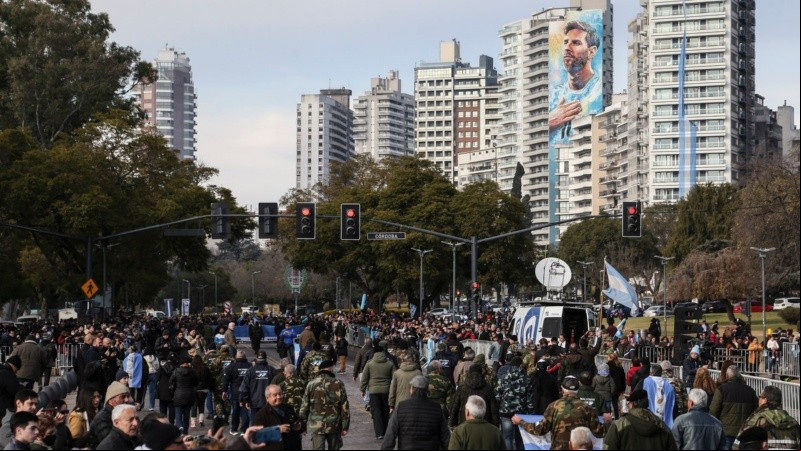 Ex combatientes de Malvinas de todo el país desfilaron en Rosario por el Día de la Bandera.
