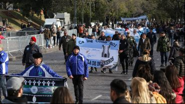Ex combatientes de Malvinas de todo el país desfilaron en Rosario por el Día de la Bandera.
