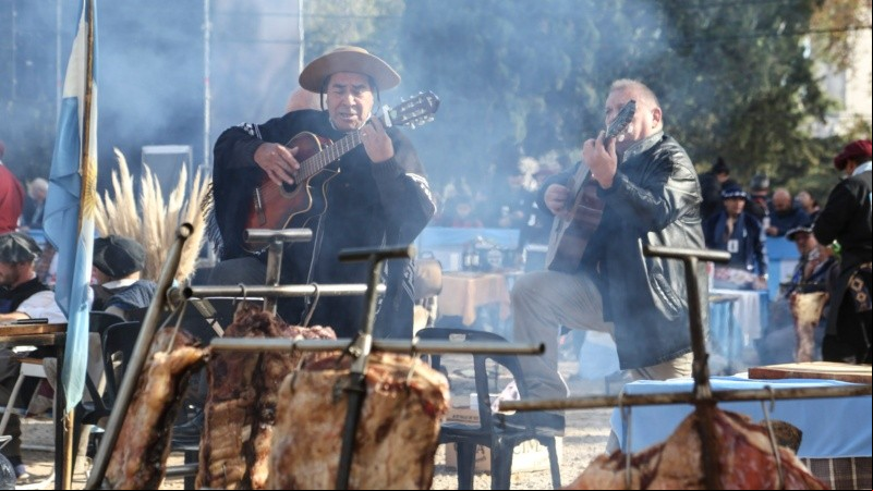 La competencia de asado a la estaca, una de las principales atracciones de la jornada.