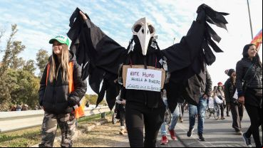 La protesta de ambientalistas en la cabecera del puente Rosario Victoria.