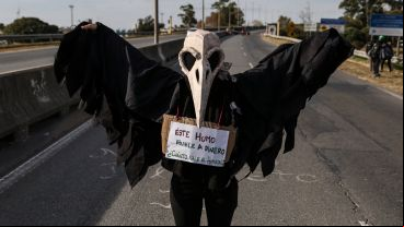 La protesta de ambientalistas en la cabecera del puente Rosario Victoria.