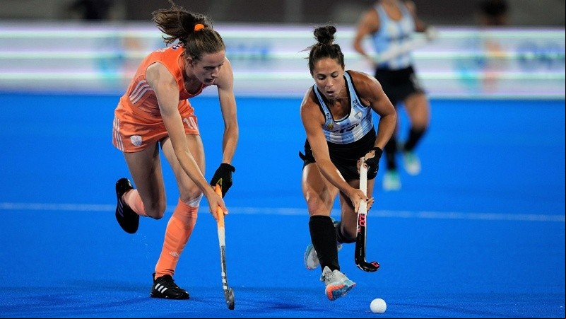 Rocío Sánchez disputa la bola ante la holandesa Felice Albers.